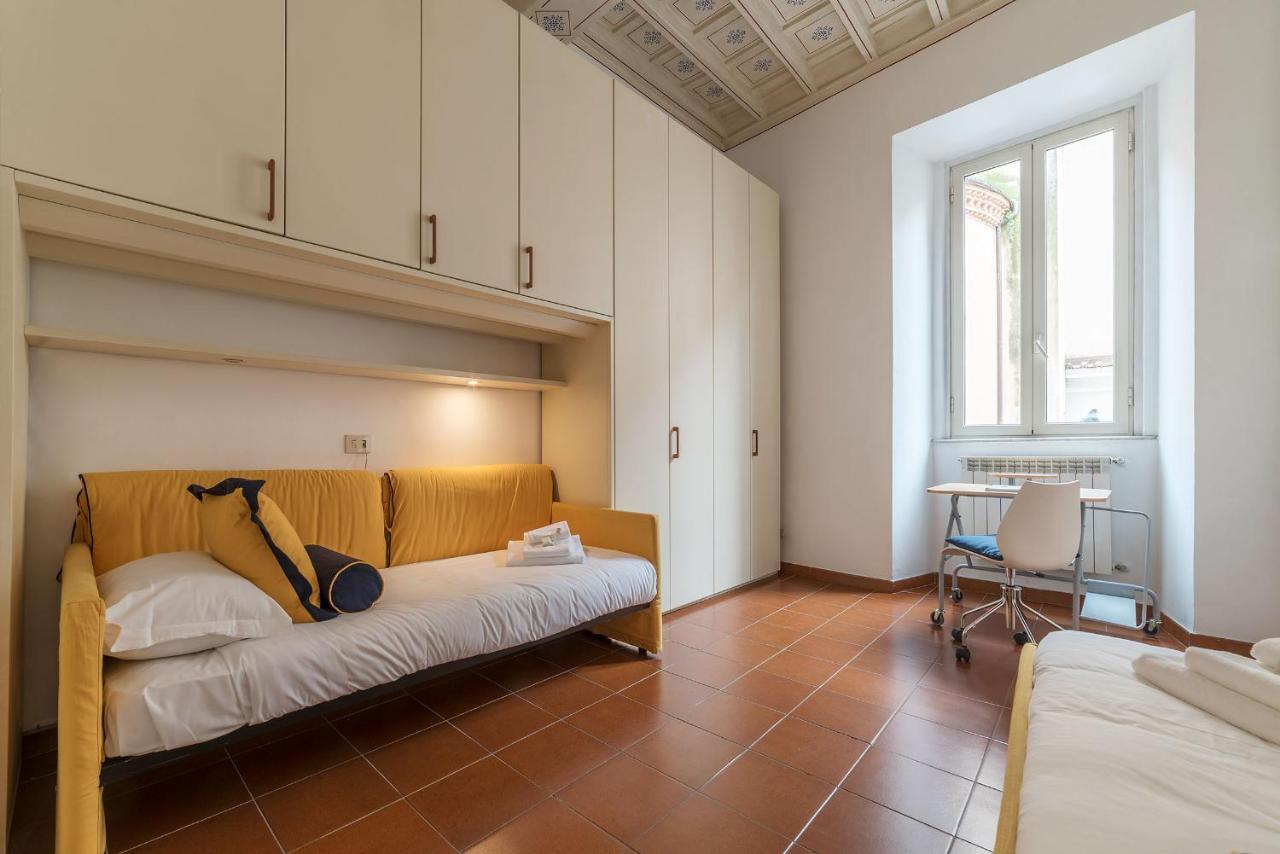 History And Modernity Meet By Fromhometorome Roma Exterior foto
